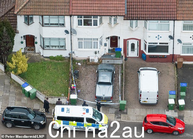 警察在伦敦南部埃里斯附近 Belvedere 的 Mayfield Road 看守一处住宅区,那里有三名警察的尸体ple have been discovered