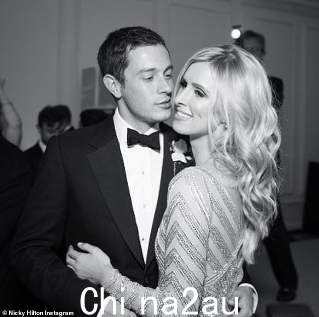 幸福的父母:这位金发美女已经与 37 岁的金融家 James Rothschild 结婚近八年 - 与他育有三个孩子