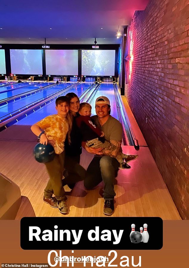 优质时间:Christina Hall 在周五将家庭保龄球日的几个视频分享到她的 Instagram 故事和帐户