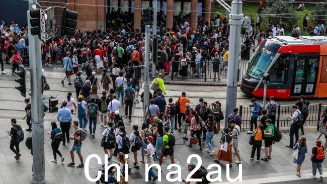 通勤者周三在中央车站外等候。图片:Roni Bintang/Getty Images