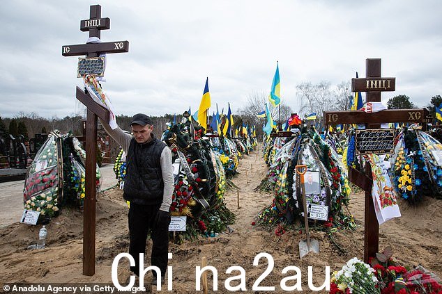 在基辅顿涅茨克地区 Bakhmut 附近的一场战斗中丧生的志愿军士兵 Oleg Khomyuk 和他的儿子 Mykyta 的告别仪式