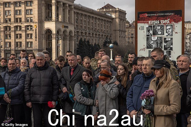 亲友参加 2023 年 3 月 10 日在基辅独立广场为在巴赫穆特阵亡的乌克兰军人 Oleh Khomiuk 和他的儿子 Mykyta Khomiuk 举行的葬礼