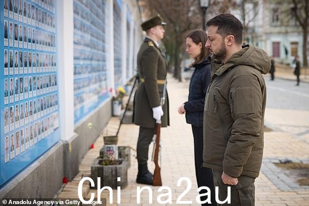 2023年3月10日,乌克兰总统泽伦斯基(前)和芬兰总理萨纳马林(中)在乌克兰基辅向在战争中牺牲的乌克兰士兵致敬