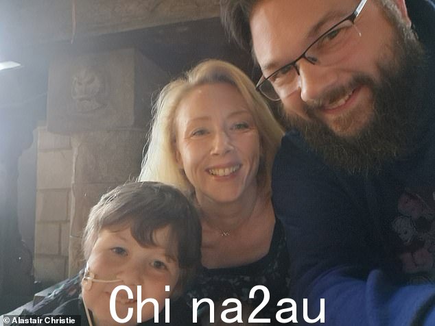 Alistair,与他的家人合影,辞去了年薪 75,000 英镑的 IT 工作,以便他可以照顾他的孩子