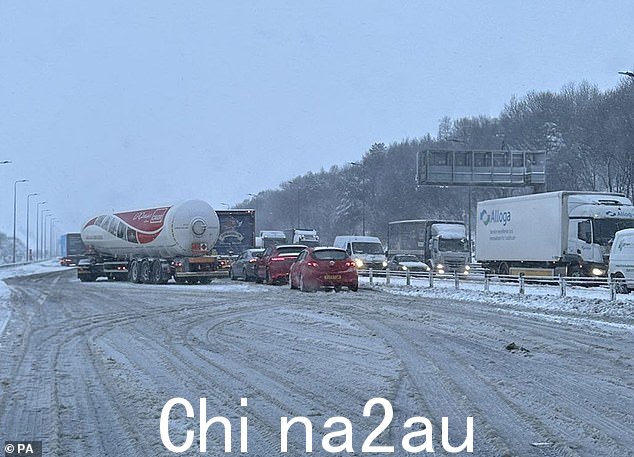 周五,司机们被困在曼彻斯特和约克郡之间的 M62 公路上,因为下雪天,司机们花了 8 个小时才行驶了 15 英里