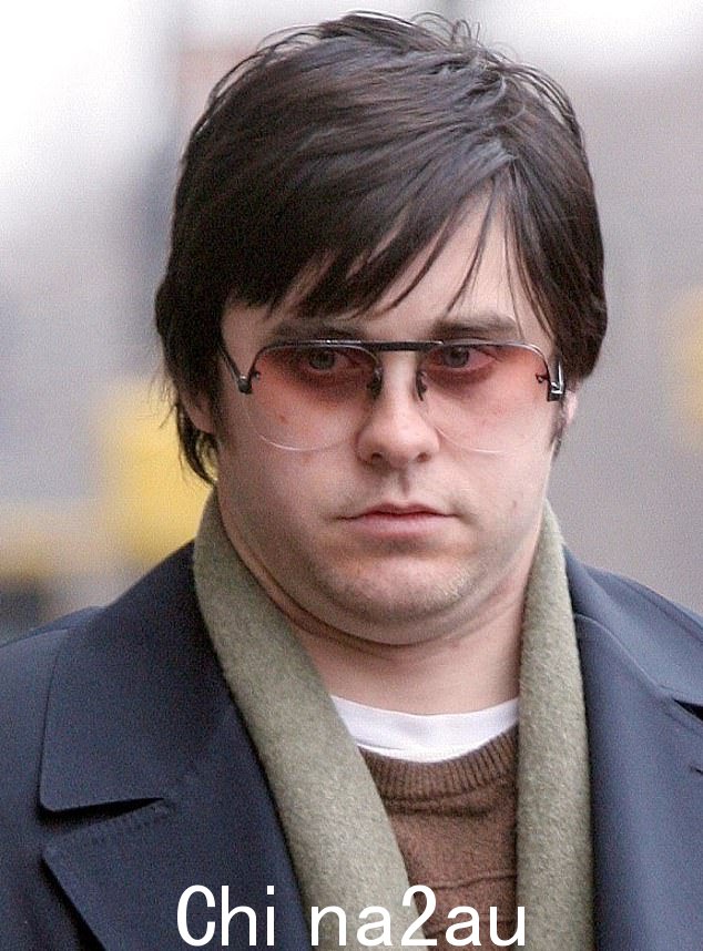 Leto 也因为角色而增加了很多体重,在 2007 年的第 27 章中扮演 Mark David Chapman - 暗杀约翰列侬的疯狂粉丝 - 增加了 60 磅