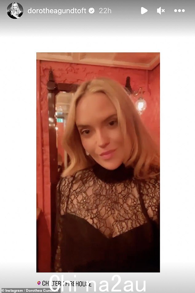 夜晚外出:Dorothea 还通过她的 Instagram 故事深入了解了她在城里的夜晚,分享了一段她在豪华场所闪闪发光的短片