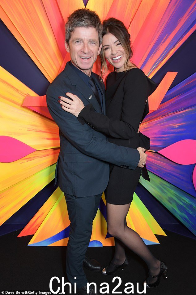 声明:Noel 和 Sara 的发言人向 MailOnline 证实了分手 w在一份联合声明中,分享:“Noel Gallagher 和 Sara Macdonald 已确认这对夫妇将离婚”