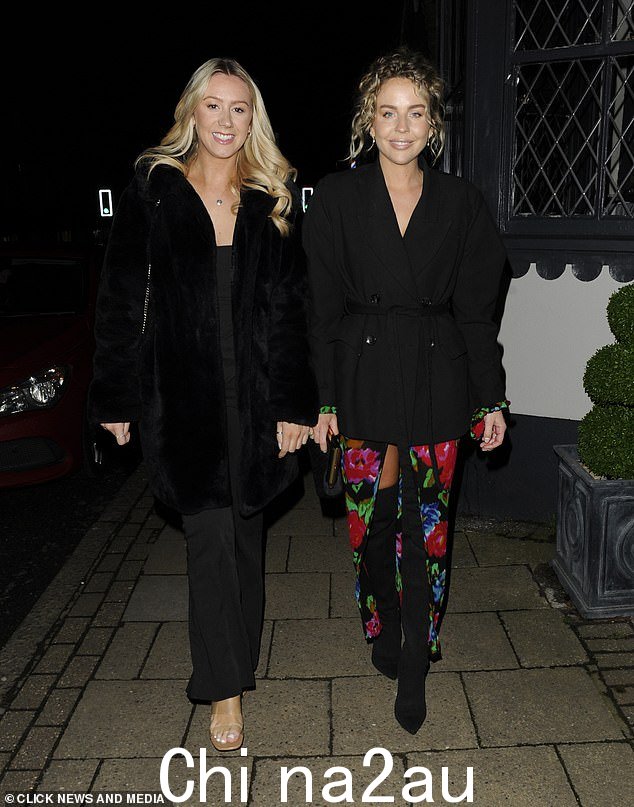 Glam: 在其他地方,TOWIE 校友 Lydia Bright 和朋友 Lucy Burgess 一起走进里面时,穿着碎花裙看起来很可爱