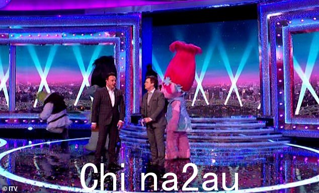 糟糕:角色的旅行完全没有被主持人 Ant McPartlin 和 Declan Don 注意到nelly,都是 47 岁,幸福地没有意识到他们背后的欢闹