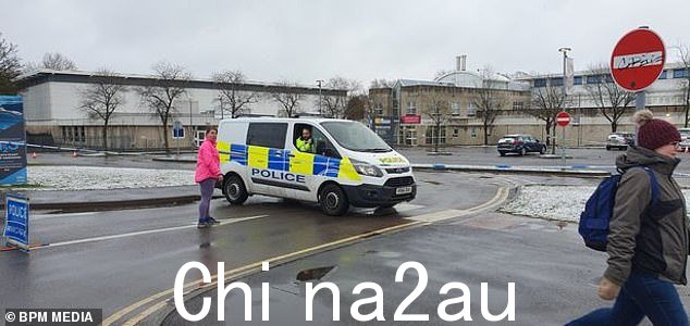 一名 29 岁的男子因涉嫌恐怖主义犯罪而再次被捕,此前一名女子在格洛斯特郡的 Leisure At Cheltenham 休闲中心(如图)外被刺伤。图为:昨日上午警方在现场