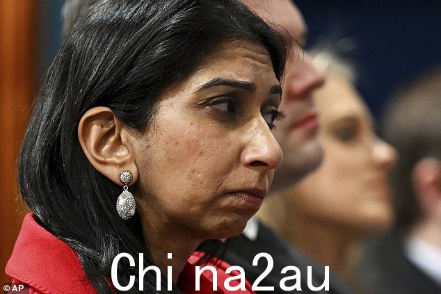Suella Braverman 听取了 Rishi Sunak 在移民通道过境新立法启动后的新闻发布会上的讲话