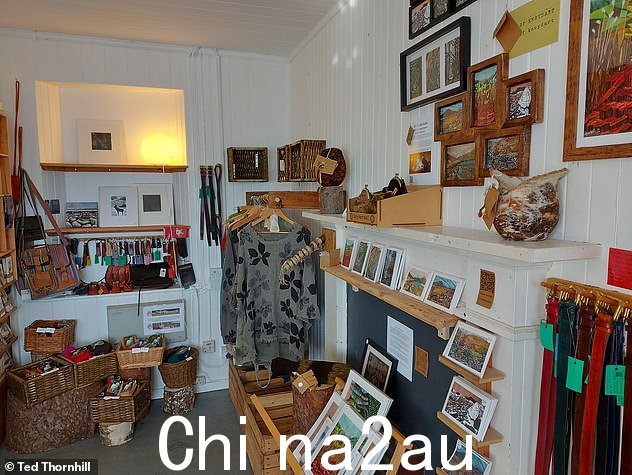 Inverie 村商店的礼品区,有明信片、书籍和bags for sale
