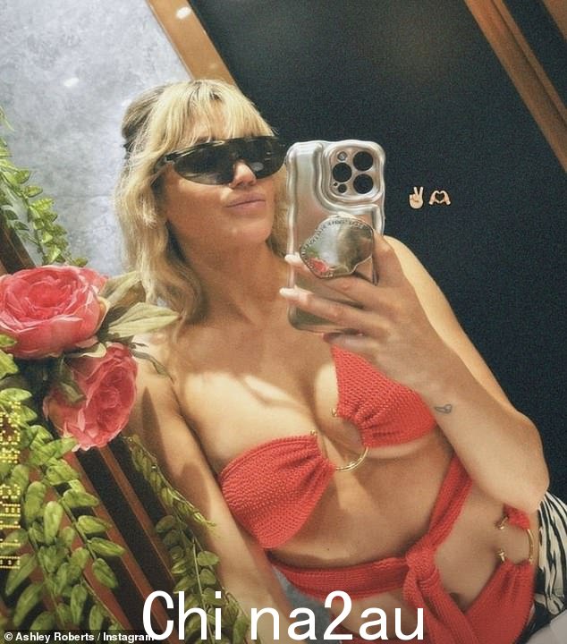 假期乐趣:Ashley 在迪拜享受阳光下的假期后,身着令人瞠目结舌的沙滩装照镜子自拍时还撅着嘴