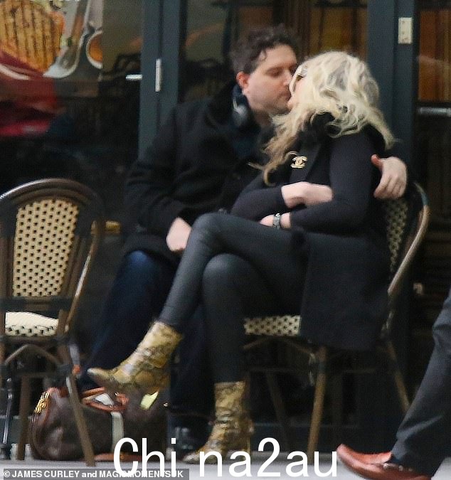 皱起眉头:Billie 和那个不知名的男演员坐在户外,他们聊了聊,然后拥抱一个厚颜无耻的吻
