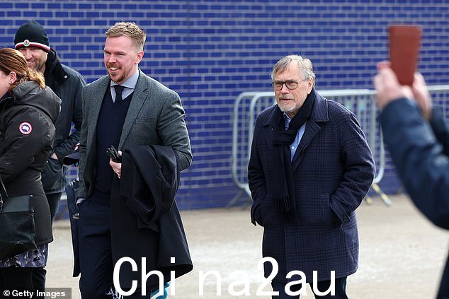 Jon Holmes(右),加里莱因克尔的经纪人在今天下午莱斯特城和切尔西在王权球场举行的英超联赛前抵达球场