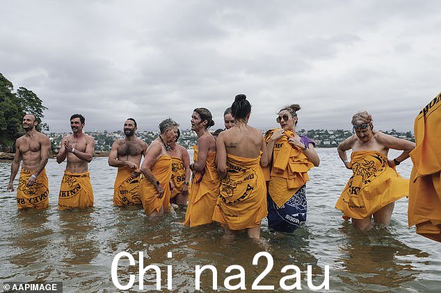 大约 1,300 名澳大利亚人在世界上最大的年度 n ude swim(如图),由于 Covid-19 大流行而中断三年后又回来了