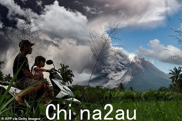 火山喷发使热云上升到 100 米高,喷出的火山灰遮住了阳光,用碎片覆盖了村庄