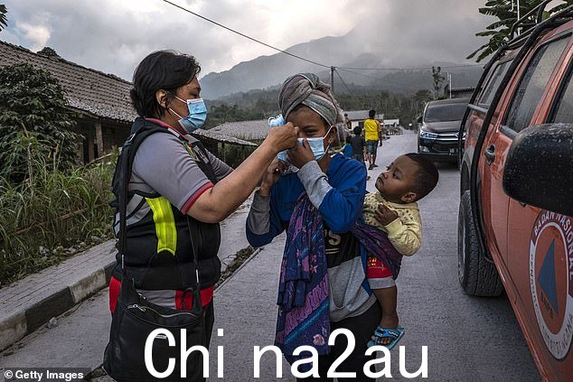 大约 250,000 人居住在距离火山口 10 公里的范围内,他们被告知要与火山口保持至少 7 公里的距离