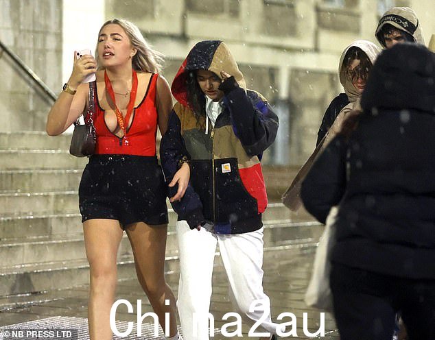 狂欢者被拍到在下雪的情况下出发,一些人穿着厚大的保暖夹克,而另一些人则冒着寒冷的风险