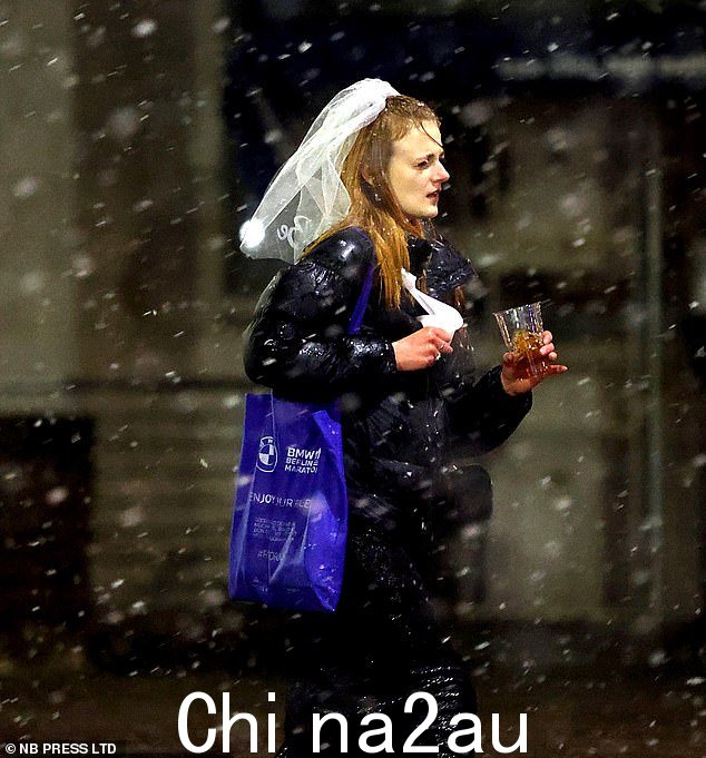 有人看到一位戴着面纱的狂欢者冒着雪去享受周六的夜晚