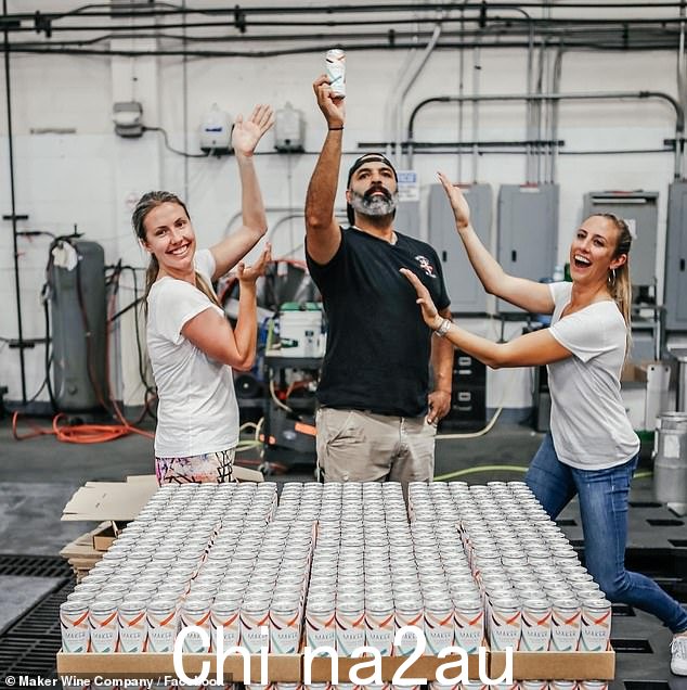 Maker Wines 的创始人 Kendra Kawala 与中心的 Chris Christensen 在一起,这是公司质量控制的一部分