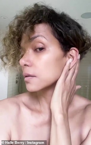 光芒四射:56 岁的哈莉贝瑞周六在 Instagram 上发布了一段素颜自拍视频,炫耀了她不对称的发型和容光焕发的肌肤