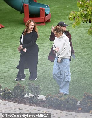 甜蜜之家:洛佩兹和阿弗莱克最近的购买是在他们据称退出对邻近 3450 万美元豪宅的托管