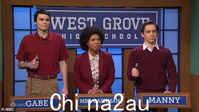 比赛时间:West Grove 高中的第一支队伍包括由 Ego Nwodim 饰演的 Sheila Cashman 老师和她的两个学生,由 Marcello Hernandez 和 Michael Longfellow 饰演