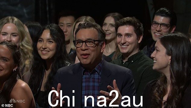 客串:这位女演员随后介绍了她在周三的联合主演 Fred Armisen,他在镜头前挥手致意向他摇摄” class=