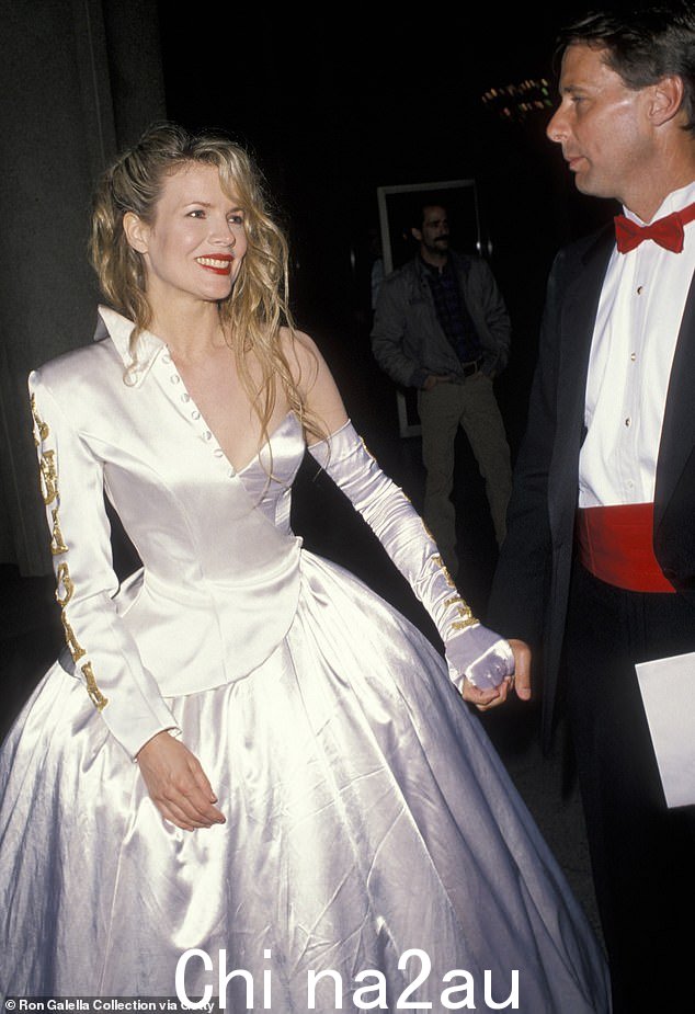 金·贝辛格 (Kim Basinger) 不寻常的白色缎面礼服已成为历史上最糟糕的奥斯卡颁奖典礼之一,因为这位明星为 1990 年的活动选择了不寻常的礼服