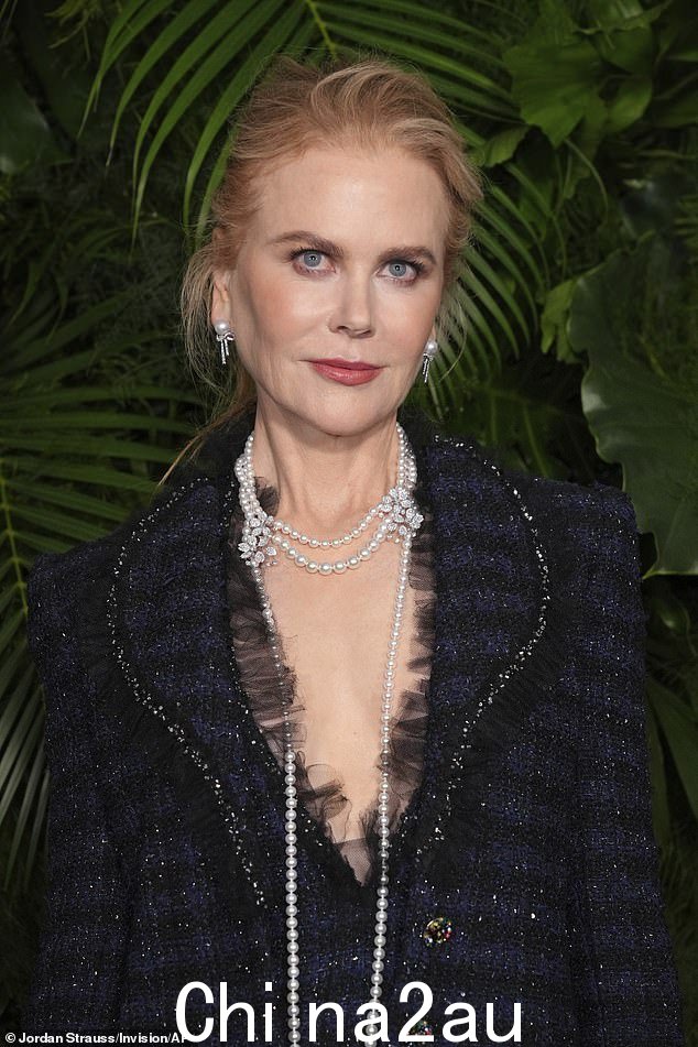 Stylish:Nicole 将加入全明星阵容来颁奖,她将这个号码与配套的双排扣西装外套搭配,脖子上还饰有一串长珍珠
