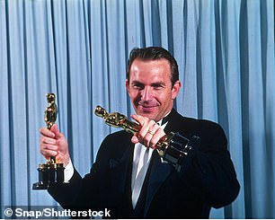 演员导演:1991 年,凯文·科斯特纳 (Kevin Costner) 凭借《与狼共舞》(Goodfellas) 击败马丁·斯科塞斯 (Martin Scorsese) 获得最佳导演奖。” class=