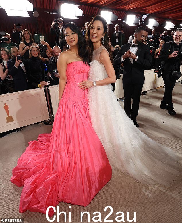 Peers: Yeoh 与她合影 Everything Everywhere All at Once costar Stephanie Hsu