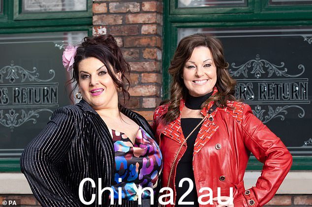 老朋友:Ruthie(右)将在肥皂剧中饰演前游轮歌手 Estelle,她是 Glenda Shuttleworth 的老朋友,由戏剧明星 Jodie Prenger 饰演( left)