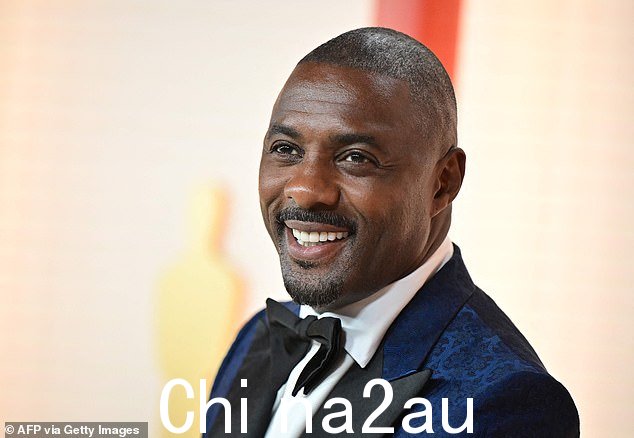 温文尔雅:他穿着漂亮的黑色裤子和迪基蝴蝶结,同时将脚穿上闪亮的布洛克鞋