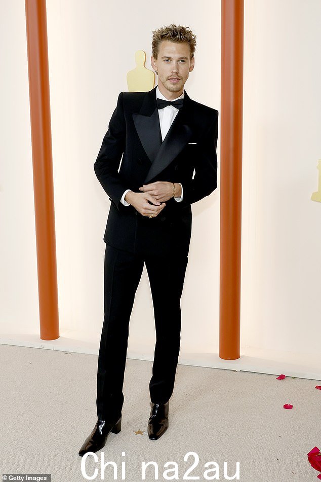 Hunk:Austin Butler 周日晚上在好莱坞举行的第 95 届奥斯卡金像奖颁奖典礼上与其他提名人一起走上红地毯,看起来完全是好莱坞的万人迷