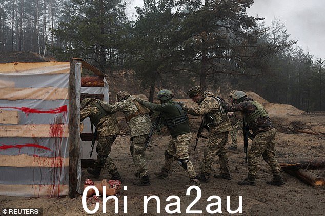 在镜头中,士兵们在练习进入战壕和保卫他们的防空洞时互相支持