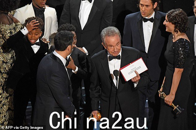有史以来最具标志性的奥斯卡时刻:在 2017 年的颁奖典礼上,当错误的电影被提名为最佳影片时,观众震惊地陷入沉默