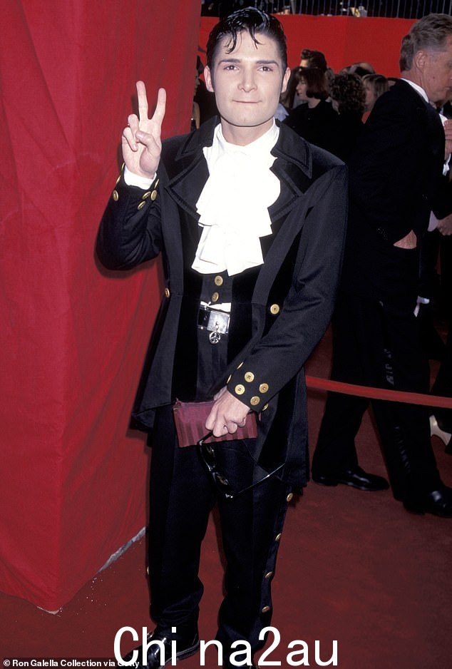 《七宝奇谋》中的明星科里·费尔德曼 (Corey Feldman) 穿着非常“复古”的服装出席了 1995 年的奥斯卡颁奖典礼。这位演员看起来像是在引导他内心的杰克斯派洛,因为他用他的黑白合奏让观众回到过去