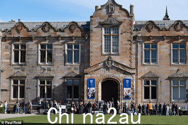 王冠的摄制组设在圣安德鲁斯大学,爱德华王子和他的妻子索菲被发现