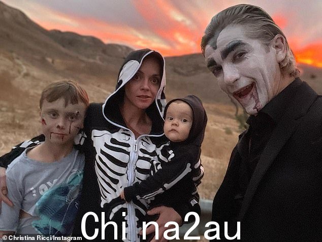 星期三的明星指出:'我和他坐在一起,所以我可以快进ny 不适当的部分,其中有很多'(10 月 31 日拍摄)