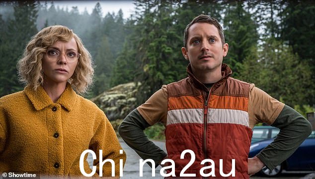 '和他一起工作真是太棒了!'令她惊讶的是,克里斯蒂娜古怪的性格在本季有了爱情——公民侦探沃尔特——由指环王校友以利亚伍德 (R) 扮演。