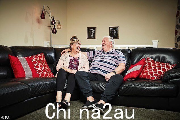 明星:Gogglebox 家族的其他成员,包括 2021 年 6 月去世的 Pete McGarry(与妻子 Linda 合影)也被铭记