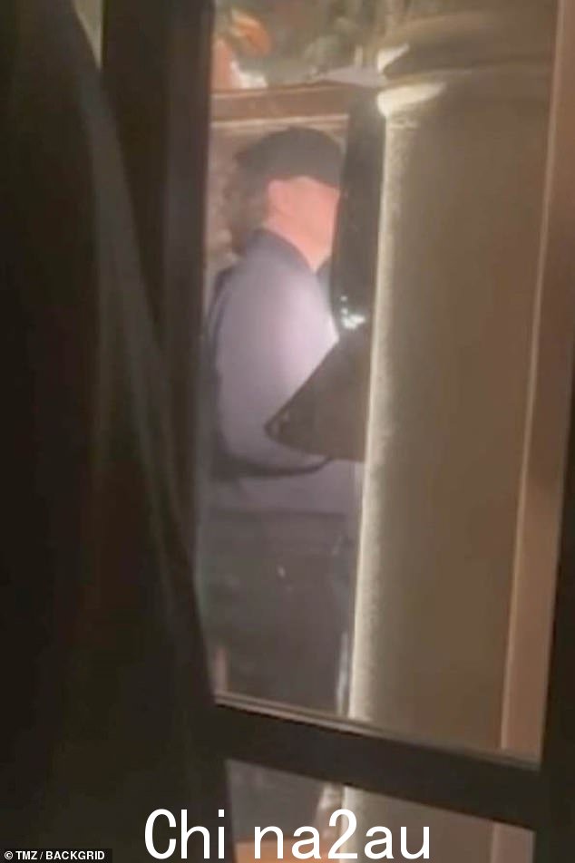 星光熠熠!莱昂纳多迪卡普里奥被发现在狂欢中,戴着他惯用的棒球帽