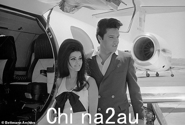 Presley 的另外两架喷气式飞机目前在田纳西州孟菲斯的 Graceland。他和 Priscilla Presley 可以在其中一架外面合影。