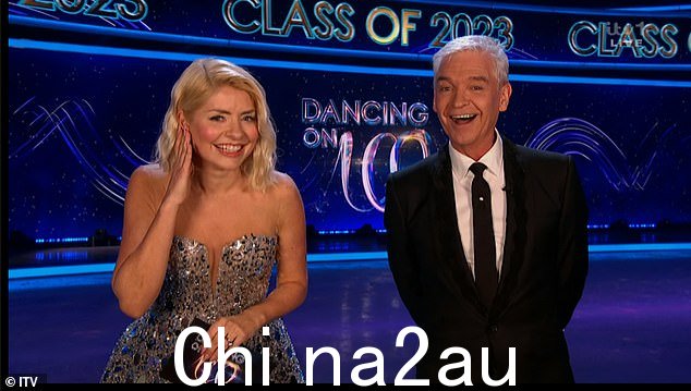 尴尬:冰上舞蹈主持人 42 岁的 Holly Willoughby 和 60 岁的 Phillip Schofield 在周日的现场直播中手忙脚乱inal