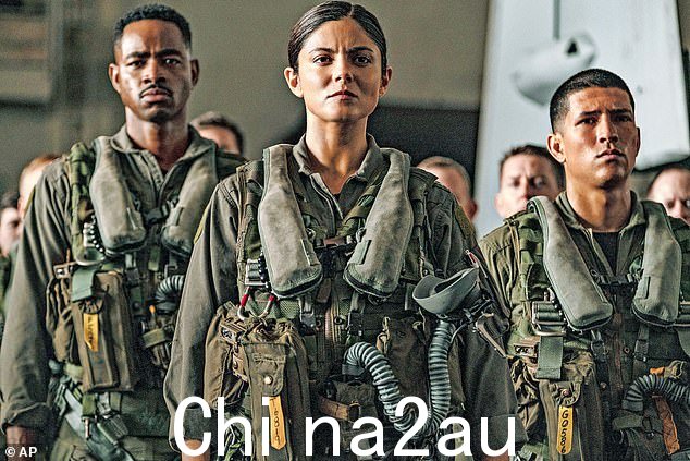 她的大片:如果莫妮卡看起来很眼熟,那是因为她在壮志凌云:特立独行中与汤姆克鲁斯一起扮演飞行员。此处还可以看到 Jay Ellis(左)和 Danny Ramirez(右)