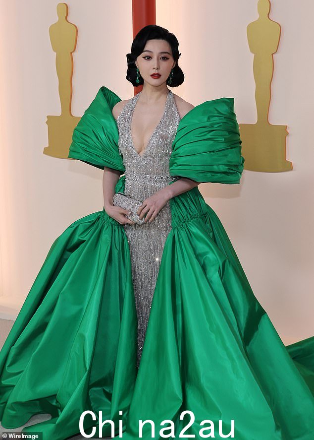华丽:当她穿着来自黎巴嫩-意大利时装设计师 Tony Ward Couture 的引人注目的亮片连衣裙时,所有的目光都集中在这位 41 岁的电影明星的耀眼珠宝上