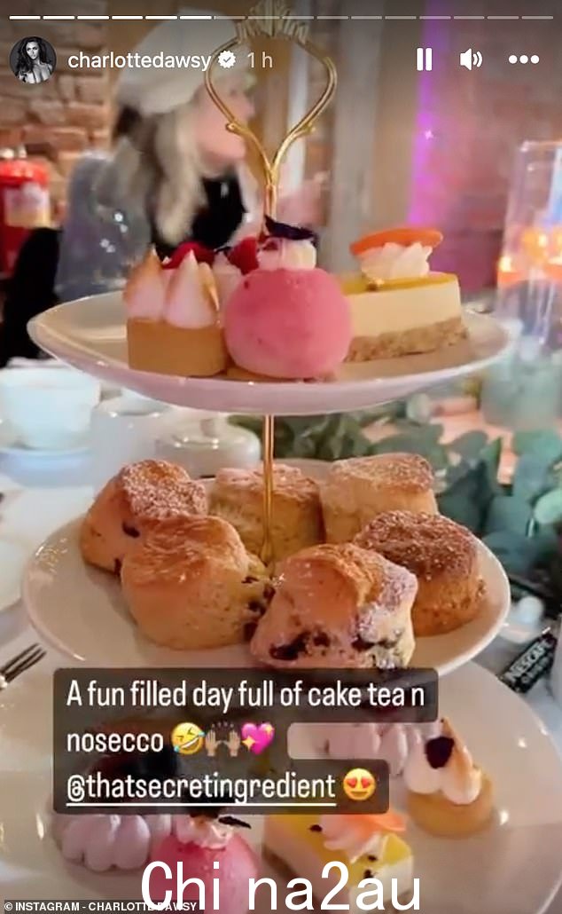 甜食:Charlotte 的妈妈、姐姐和她的未婚夫 Matthew 的妈妈和 Nana 和她一起享用下午茶,包括烤饼、蛋糕和迷你甜点